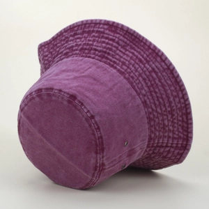 Détail d'un bob en jean lavé violet montrant les œillets métalliques et les coutures renforcées