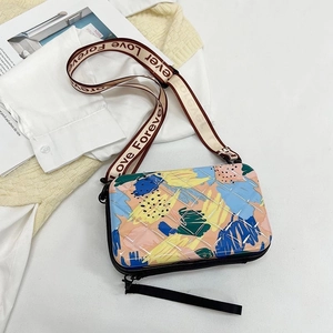 Détail de la trousse de maquillage étanche avec motif abstrait et sangle Love Forever