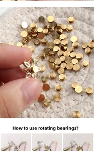 Detalle macro de rodamientos giratorios de metal dorado para decoración de uñas
