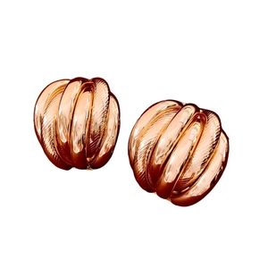 Boucles d'oreilles nœud multicouche en or rose avec finition métallique brossée