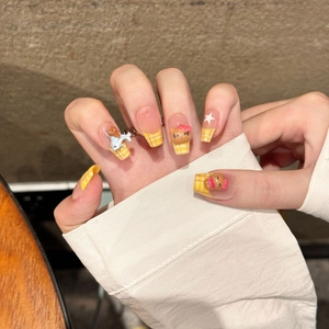 Faux ongles à presser à carreaux jaunes avec charms d'oursons 3D et étoiles mignons
