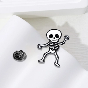 Broche en émail squelette de dessin animé mignon avec main levée sur socle blanc