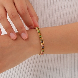 Vue détaillée du bracelet plaqué or 18 carats avec zircons colorés sertis avec précision