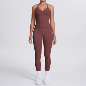Detail eines weinroten Yoga-Sets mit Neckholder-Top und hoch taillierten Leggings