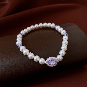 Détail du bracelet en perles plaqué or avec zircon violet et perles de cristal bleu