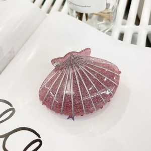 Pince à cheveux coquillage rose pailleté avec lignes argentées et strass brillant