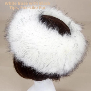 Détail macro du bandeau épais en fausse fourrure blanche à pointes noires pour l'hiver