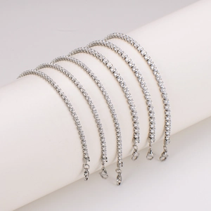 Minimalistisches Tennisarmband aus Edelstahl mit quadratischem Zirkonia und Karabinerverschluss