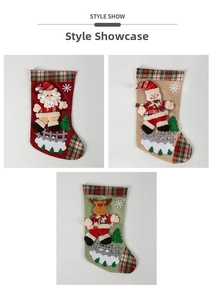 Vue détaillée des chaussettes de Noël à carreaux avec appliques 3D du Père Noël et du renne