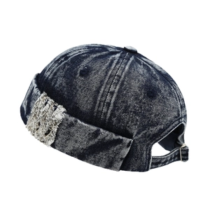 Bonnet Miki en denim délavé rétro bleu foncé avec détails usés et sangle réglable