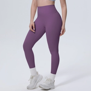 Detail der lila High-Waist-Yogahose mit nahtloser Kompression und flexiblem Stoff