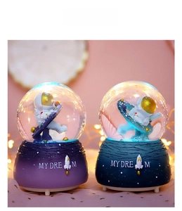 Due carillon astronauta con sfere di cristallo luminose e decorazioni a base a razzo