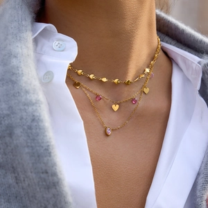 Collier à trois rangs plaqué or 18k avec breloques cœurs et pendentifs pierres roses