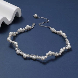 Elegante collana a doppio strato con perle d'acqua dolce su sfondo blu profondo