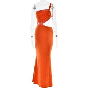 Détail de la coupe asymétrique orange sur cette robe longue moulante et élégante