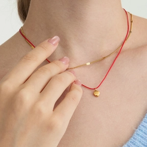 Collier double couche minimaliste chaîne dorée et cordon rouge avec pendentif cœur