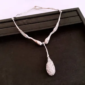 Collier pendentif goutte d'eau avec strass et chaîne branche sur boîte à bijoux