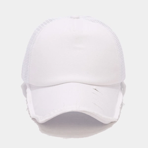 Dettaglio del cappellino trucker bianco con visiera vintage usurata e retro in mesh