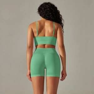 Rückenansicht des nahtlosen Rippenstrick Yoga Sets mit Crop Top und High Waist Shorts