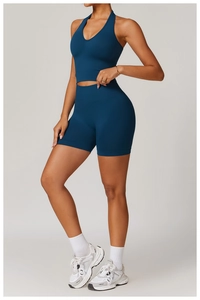Détail de l'ensemble de sport bleu foncé sans couture avec haut dos nageur et short