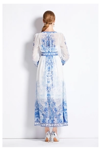 Vue de dos d'une robe blanche à manches longues avec motif floral bleu et taille marquée