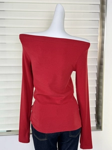 Vue frontale d'un haut rouge moulant à manches longues avec col bateau sur un mannequin