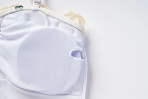 Détail de maillot de bain blanc avec fleurs 3D, rembourrage interne et bretelles réglables