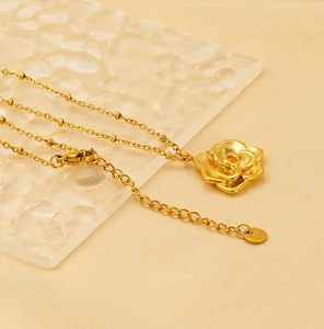 Détail du collier pendentif rose plaqué or 18K avec chaîne fine et fermoir mousqueton