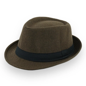 Vue détaillée de haut d'un chapeau fedora classique en feutre de laine marron avec ruban noir