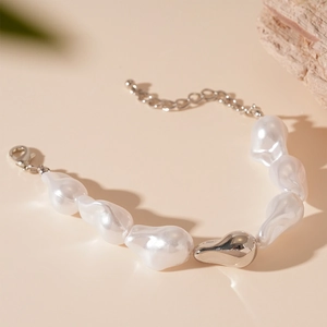 Détail du bracelet perles baroques avec perle argentée irrégulière et fermoir sur pierre