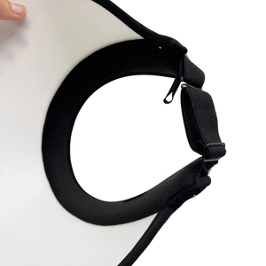 Dettaglio della coulisse elastica regolabile e tesa della visiera bicolore anti-UV