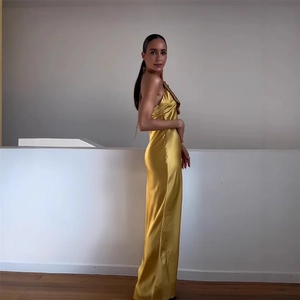 Vue détaillée du fini satiné jaune et de l'élégante texture à volants de la robe