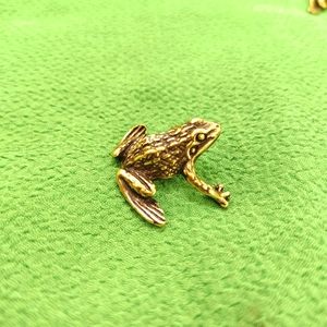 Antique brass money frog statue with realistic skin texture and vintage bronze finish