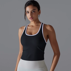 Gros plan du débardeur de yoga côtelé noir avec bordure contrastée blanche et texture