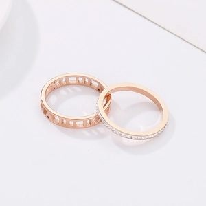 Ensemble de bagues 2-en-1 en or rose avec chiffres romains et rangée de diamants