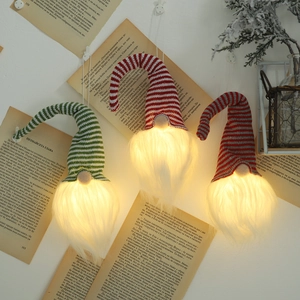 Gnomes de Noël suspendus lumineux avec corps à LED et bonnets en tricot à rayures