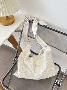 Sac à bandoulière en toile blanche à pois noirs avec bordures bleu clair contrastées