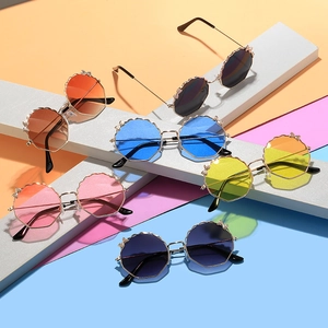 Lot de lunettes de soleil colorées pour enfants avec nœuds métalliques sur blocs