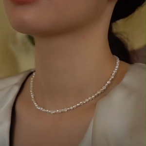 Nahaufnahme der echten Süßwasser Barockperle Schlüsselbeinkette Detailansicht Schmuck