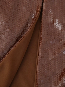 Vue macro de la texture à paillettes marron et de la doublure de cette robe sexy