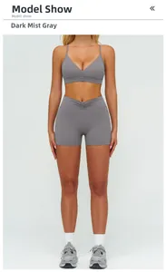 Dettaglio del set yoga grigio nebbia con reggiseno sportivo a V e pantaloncini arricciati