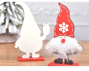 Detail eines handgefertigten Weihnachtswichtels aus Holz mit rotem Hut und weißem Bart
