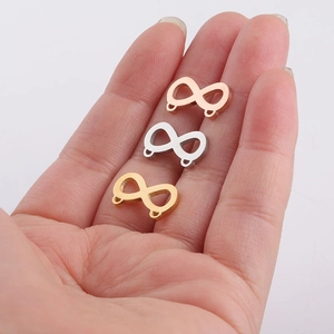Gepolijste roestvrijstalen infinity-connectoren in goud, zilver en roségoud op hand