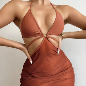 Maillot de bain robe dos nu rouge rouille avec anneau doré et découpe sexy