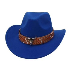 Detail eines blauen Westernhuts mit Bullenkopf-Verzierung und Nieten aus Lederband