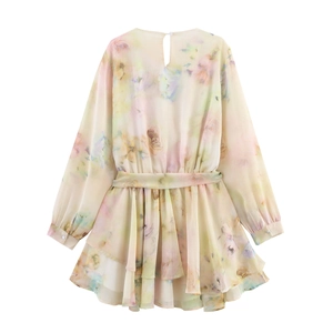 Vista posteriore di un abito in chiffon da donna con stampa floreale e orlo a balze