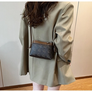 Vue arrière d'un sac à dos chic marron avec motif d'ours sur un blazer kaki élégant