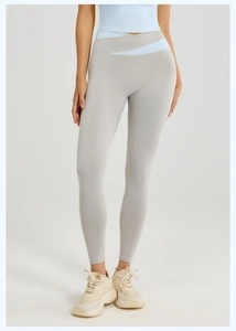 Vista detallada de leggings de yoga de cintura alta con banda cruzada y paneles grises