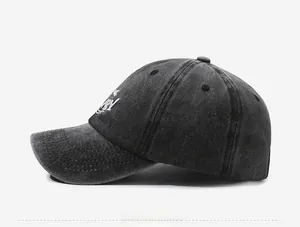 Vue latérale de la casquette baseball vintage noir délavé avec broderie blanche