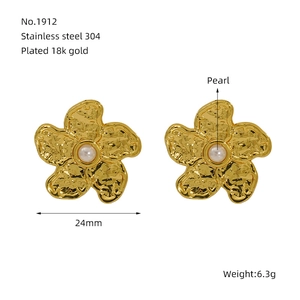 Detail of 18k gold plated 304 stainless steel floral earrings with central white pearls